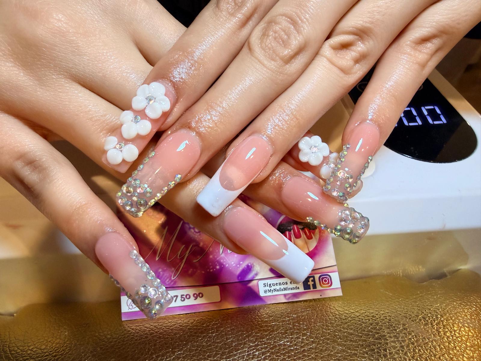 Manicura con diseño floral amarillo y rosa