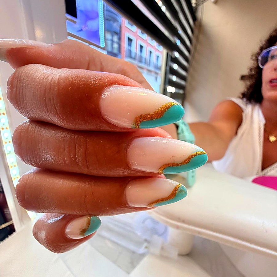 Manicura en blanco con esquinas en verde agua y dorado