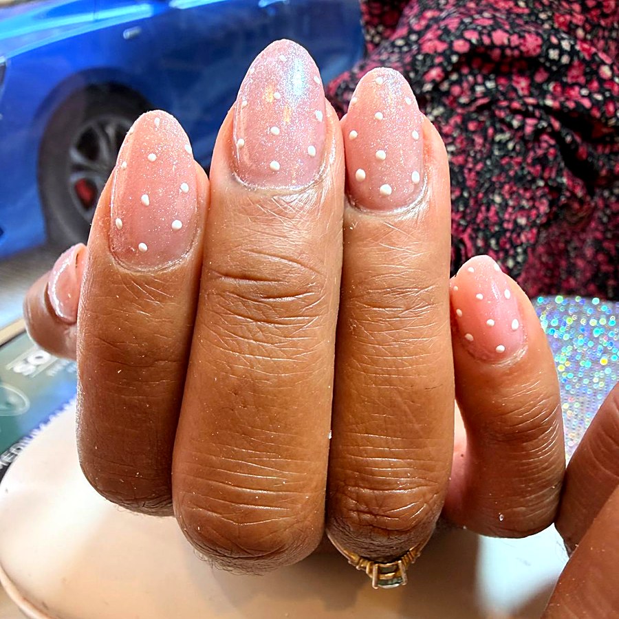Manicura nude con lunares blancos y brillo